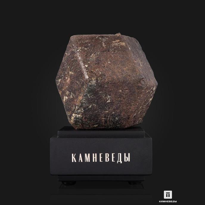 Альмандин (гранат), кристалл 9,5х8х7,3 см