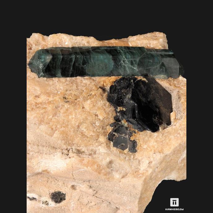 Апатит с флогопитом в кальците, 11х8,8х5 см